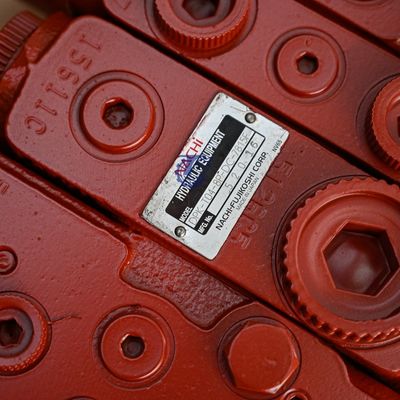 Valve de commande de Nachi DPK-T04-8P-DC-7815F pour une excavatrice Hitachi EX55 ZAX60 Kobelco SK60